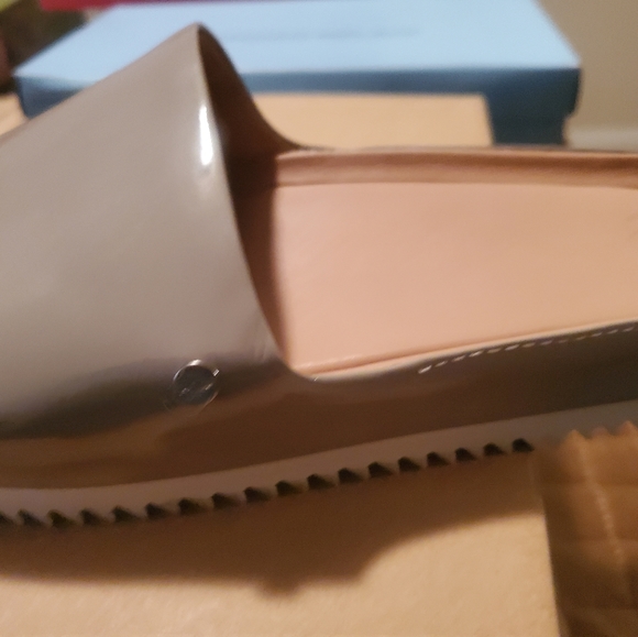 UGG - Picture 1 of 5